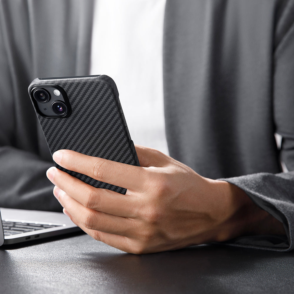 Pitaka Ultra-Slim Classic Serisi iPhone 14 M-safe Şarj Özellikli 1500D Aramid Fiber Black-Grey Twill Kılıf Pitaka Ultra-Slim Classic Serisi iPhone 14 M-safe Şarj Özellikli 1500D Aramid Fiber Black-Grey Twill Kılıf